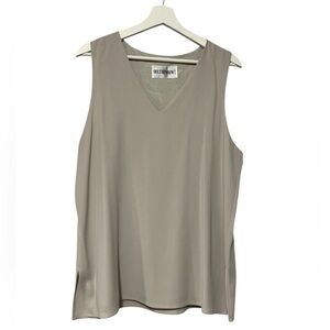 HOLT RENFREW V-Neck Sleeveless Blouse